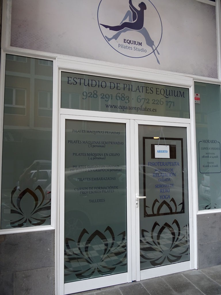 Fachada del estudio Equium Pilates con información de servicios y horarios.